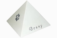 Pyramidenurne gs-15-01-weiss-matt-pfote01-Benny-2.jpg