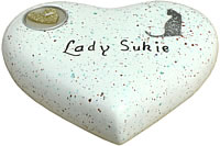 "Lady Sukie" auf einem 0,7 Liter Herz mit Katzen-Motiv.